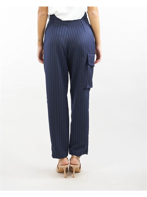 Pantalone gessato con pences e tascone laterale Vicolo VICOLO | Pantalone | TR044389